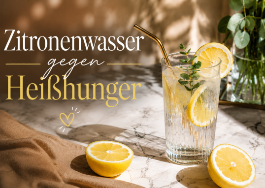 Elegantes Glas mit frischem Zitronenwasser auf einem sonnigen Marmortisch mit Zitronenscheiben und warmem Sommerlicht – Thema Heißhunger reduzieren und gesunde Wellness-Routine.