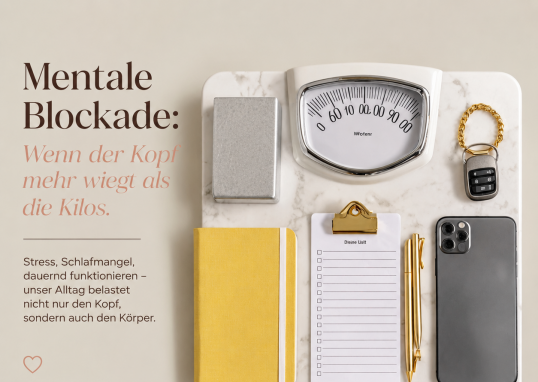 Küchenwaage mit Smartphone, Schlüsselbund und Notizzetteln statt Lebensmitteln – symbolisches Bild für Stress, mentale Belastung und den emotionalen Druck rund ums Abnehmen.