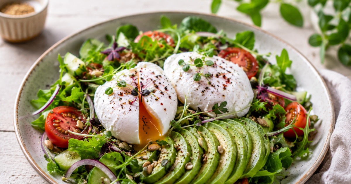 Proteinreiches Frühstück mit Salat, pochierten Eiern und Avocado für Frauen ab 45
