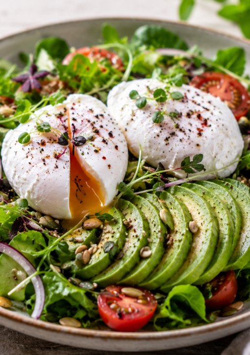 Proteinreiches Frühstück mit Salat, pochierten Eiern und Avocado für Frauen ab 45