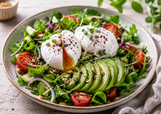 Proteinreiches Frühstück mit Salat, pochierten Eiern und Avocado für Frauen ab 45