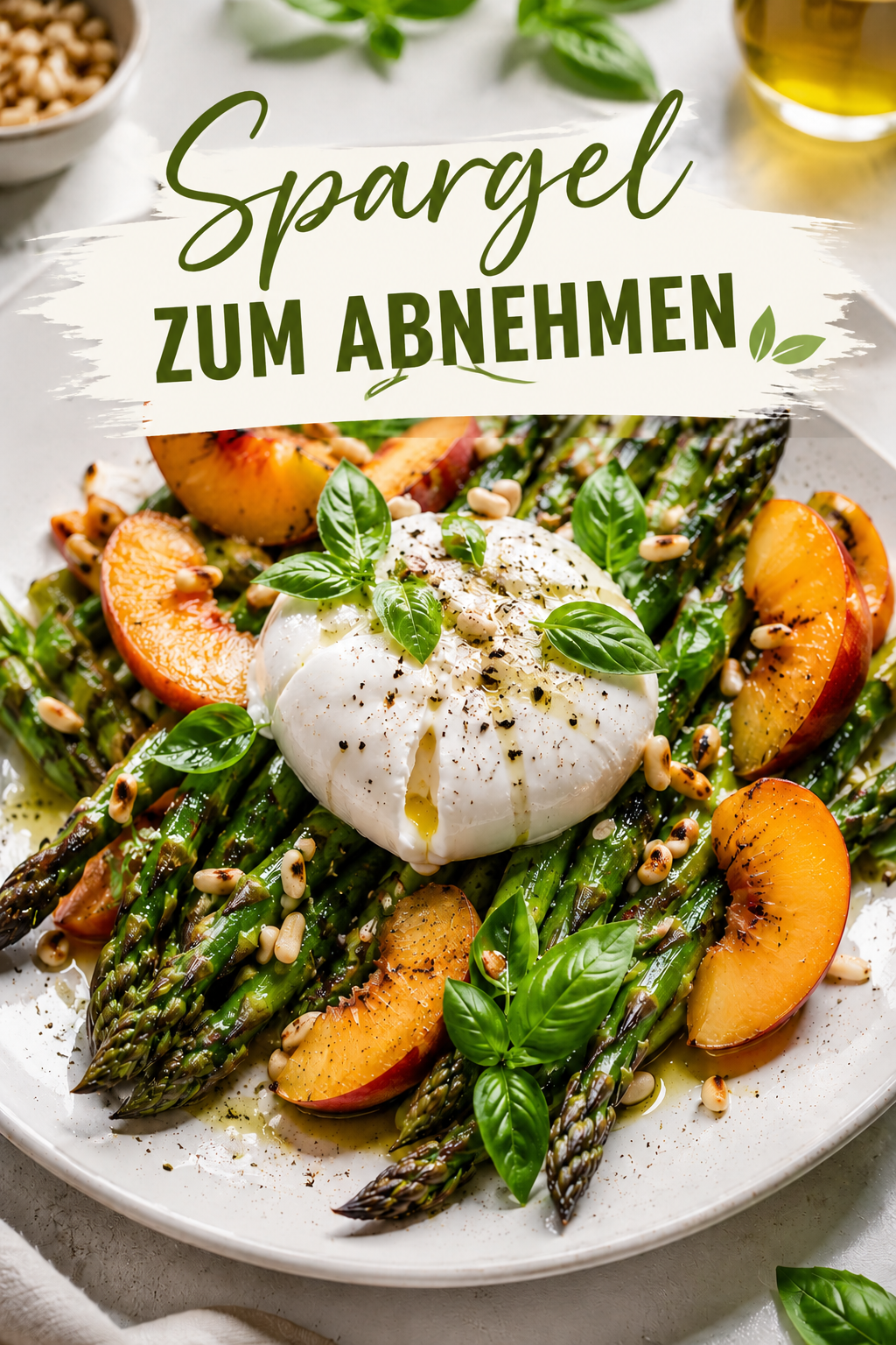 Frau genießt ein gesundes Spargelgericht mit weißem und grünem Spargel, pochiertem Ei, frischen Kräutern und Microgreens in einer hellen Küche. Das leichte, eiweißreiche Frühlingsgericht eignet sich ideal für eine ausgewogene Ernährung und zum Abnehmen.