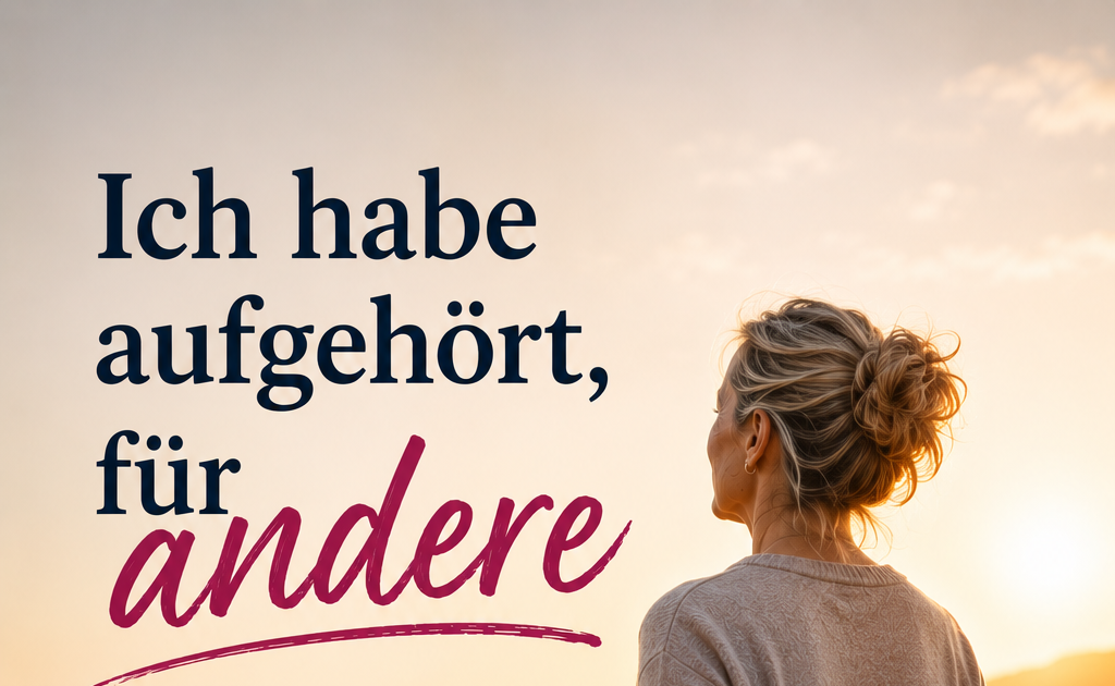 Frau geht bei Sonnenuntergang selbstbewusst einen Küstenweg entlang. Das Bild symbolisiert persönliche Veränderung, innere Stärke und Motivation beim Abnehmen in den Wechseljahren.