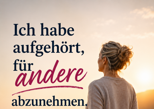 Frau geht bei Sonnenuntergang selbstbewusst einen Küstenweg entlang. Das Bild symbolisiert persönliche Veränderung, innere Stärke und Motivation beim Abnehmen in den Wechseljahren.