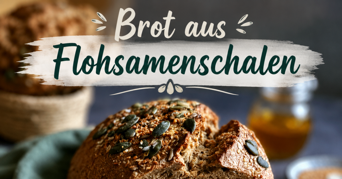 Frisch gebackenes Brot aus Flohsamenschalen mit Kürbiskernen auf einem Holzbrett. Ballaststoffreiches, sättigendes Brot für eine gesunde Ernährung und zum Abnehmen.