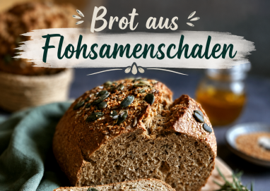 Frisch gebackenes Brot aus Flohsamenschalen mit Kürbiskernen auf einem Holzbrett. Ballaststoffreiches, sättigendes Brot für eine gesunde Ernährung und zum Abnehmen.