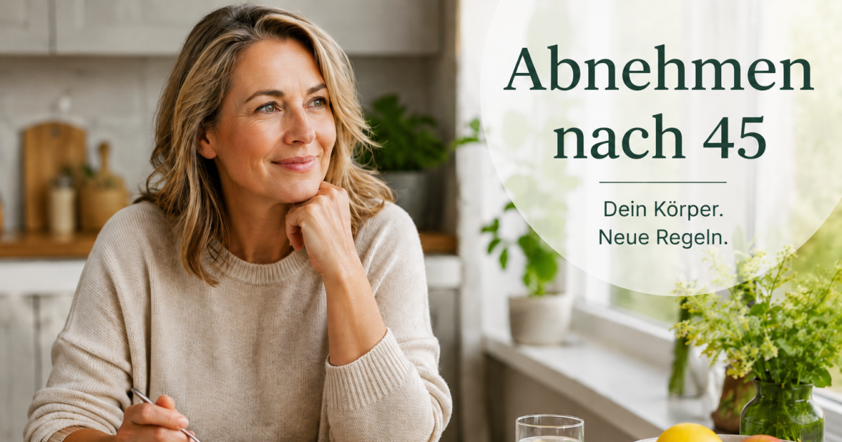 Alt-Text: Frau über 45 sitzt entspannt in einer hellen Küche und isst ein gesundes Frühstück mit Beeren, Joghurt und frischen Lebensmitteln – Symbolbild für Abnehmen nach 45.