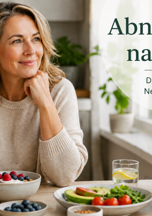 Alt-Text: Frau über 45 sitzt entspannt in einer hellen Küche und isst ein gesundes Frühstück mit Beeren, Joghurt und frischen Lebensmitteln – Symbolbild für Abnehmen nach 45.