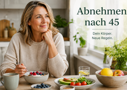 Alt-Text: Frau über 45 sitzt entspannt in einer hellen Küche und isst ein gesundes Frühstück mit Beeren, Joghurt und frischen Lebensmitteln – Symbolbild für Abnehmen nach 45.