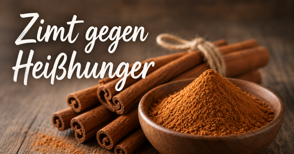 Schale mit gemahlenem Zimt und Zimtstangen auf einem rustikalen Holztisch mit der Aufschrift „Zimt gegen Heißhunger