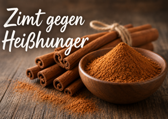 Schale mit gemahlenem Zimt und Zimtstangen auf einem rustikalen Holztisch mit der Aufschrift „Zimt gegen Heißhunger
