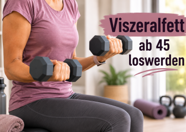 Frau ab 45 trainiert mit Kurzhanteln für mehr Muskelkraft und einen gesunden Stoffwechsel.