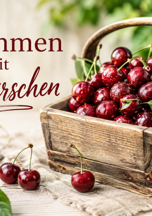 Rustikaler Holzkorb mit dunkelroten Sauerkirschen und der Aufschrift „Abnehmen mit Sauerkirschen.